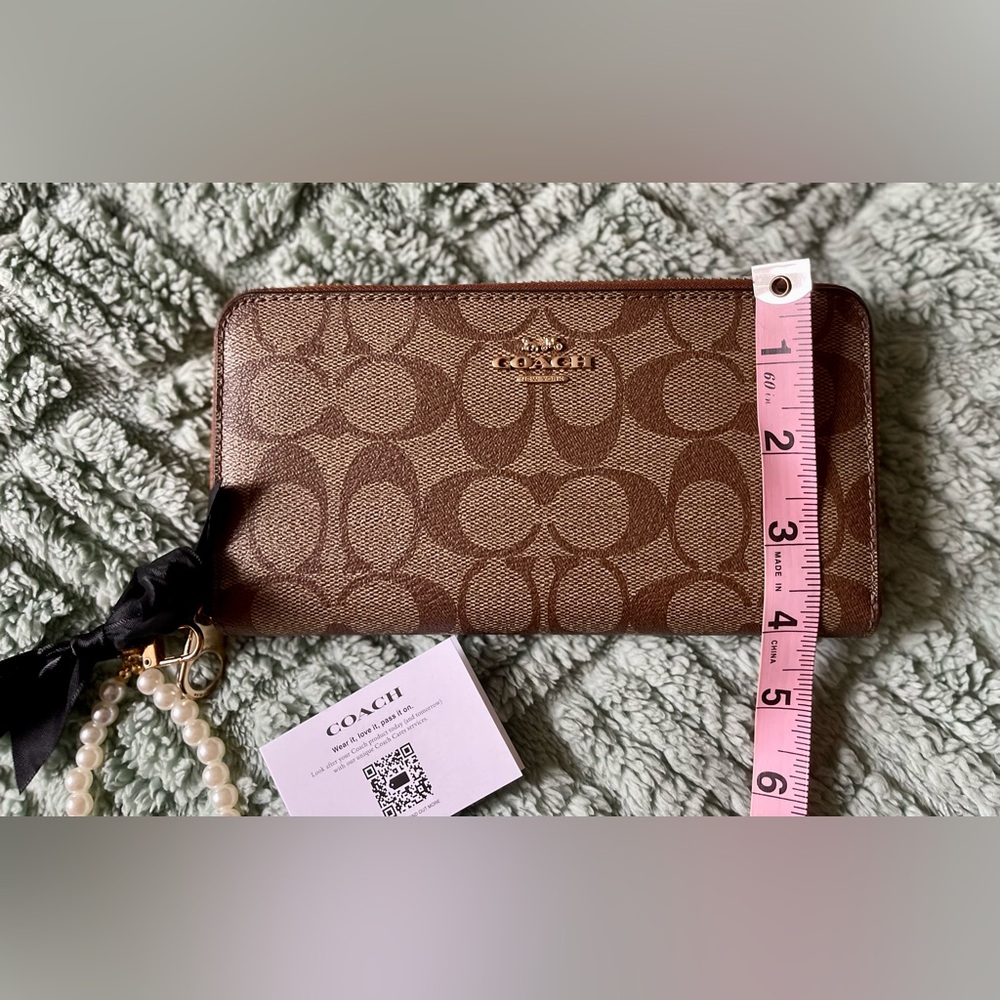 Coach NWOT Tan and Brown Signature Zip Wallet with pearl detachable wrist strap! - Picture 11 of 11